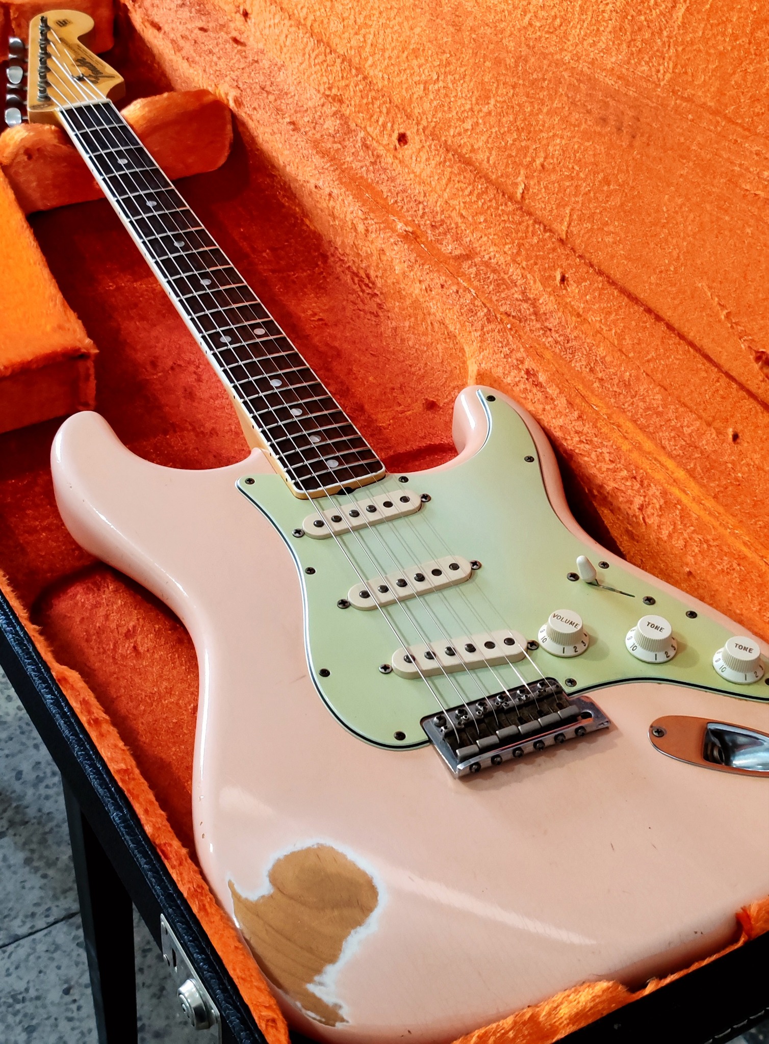 My master design Mark Kendrick 65' with a nice binding on the neck :)