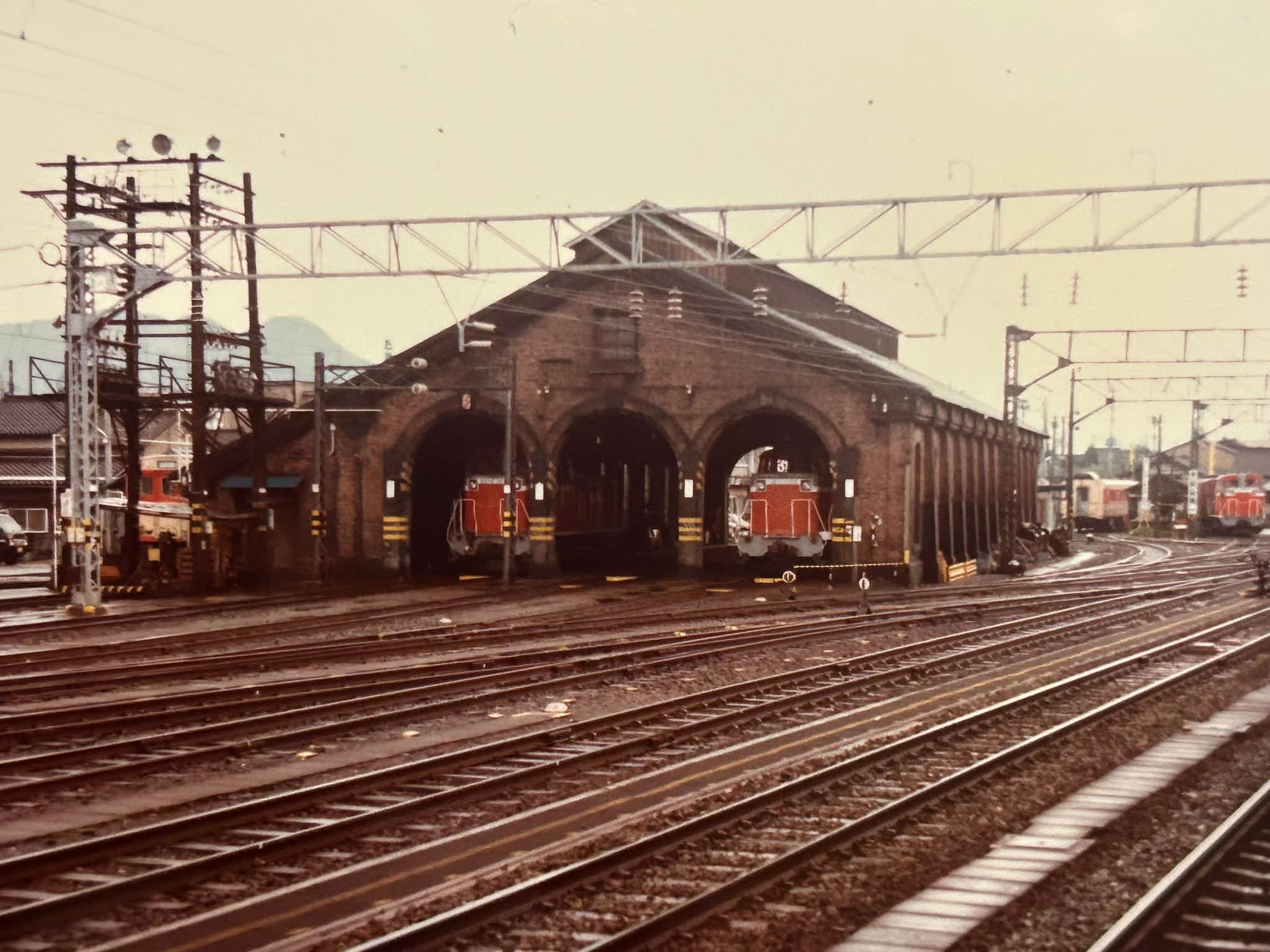 昭和59年（1984年）撮影 糸魚川駅ホームより撮影した煉瓦造りの機関庫
