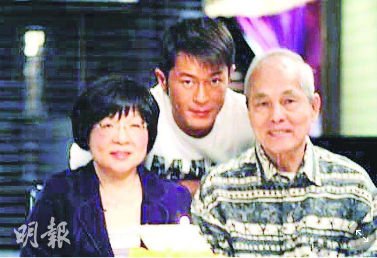 香港懷舊雜誌 | 香港電影界天皇巨星、又係電影公司老闆- 父子都係電影圈中人/ 古振光（高峰）與 古天樂 父母子合影 | Facebook