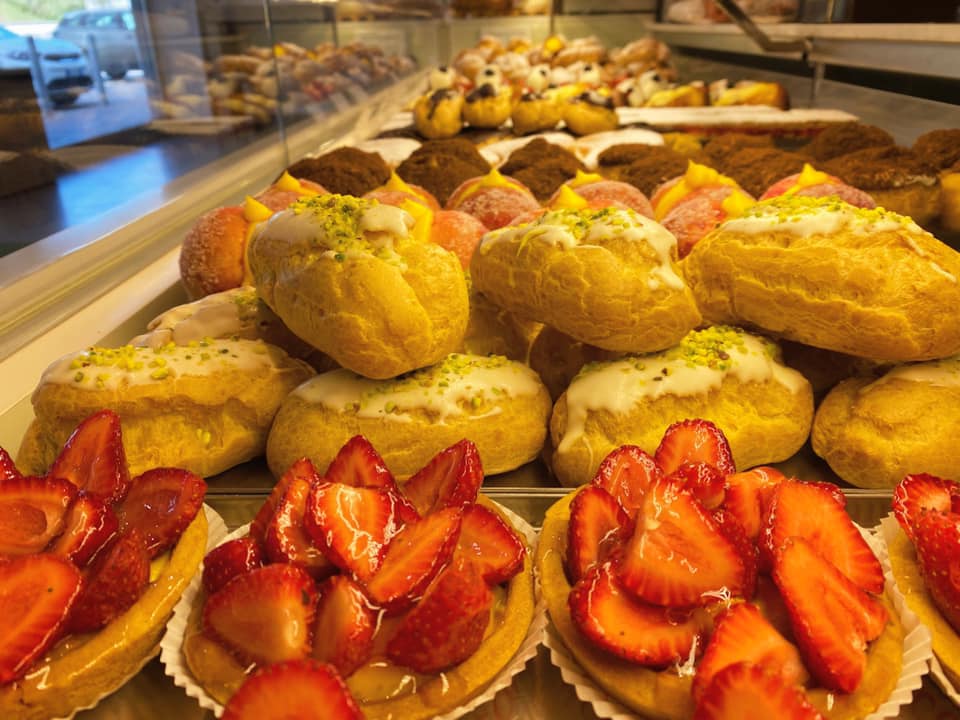 Pasticceria Caesar - ☀️ buongiorno ☀️ Oggi un bancone stra pieno di ...