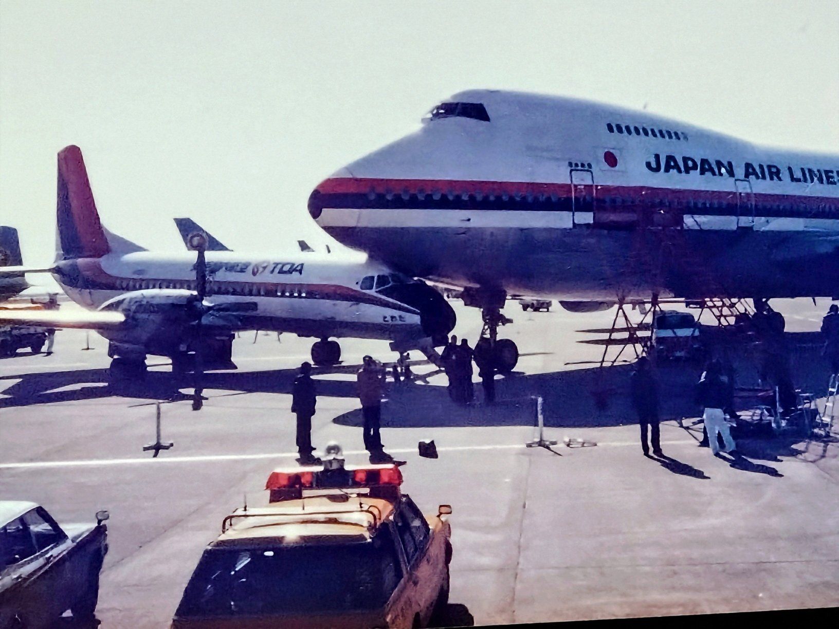 YS11の南西航空·東亜国内航空の塗装違い(白黒写真でごめんなさい。) 奥