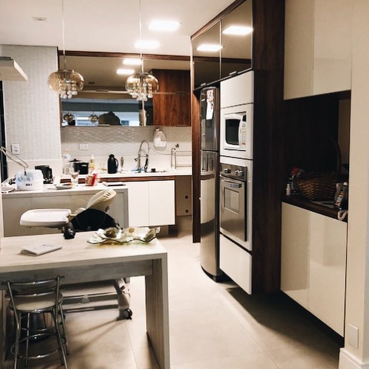 ADS_Arquitetura - Cozinha planejada sob medida cheia de...
