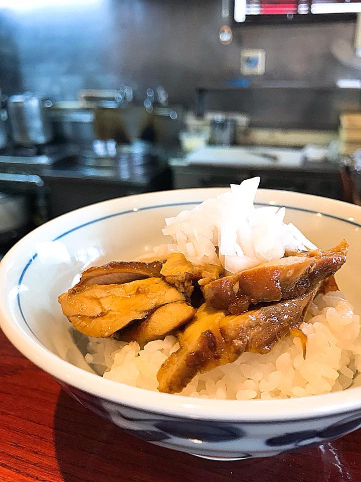 中華そば専門店 香風食堂 カレー醤油 薬味は さらし玉ねぎ 本日 8 9 のちょいのせ丼は 鶏チャーシュー丼 口あたりなめらかな 鶏チャーシューを カレー醤油 で ๑ ᴗ スパイシーな風味が食欲をそそり 薬味 の さらし玉ねぎ も