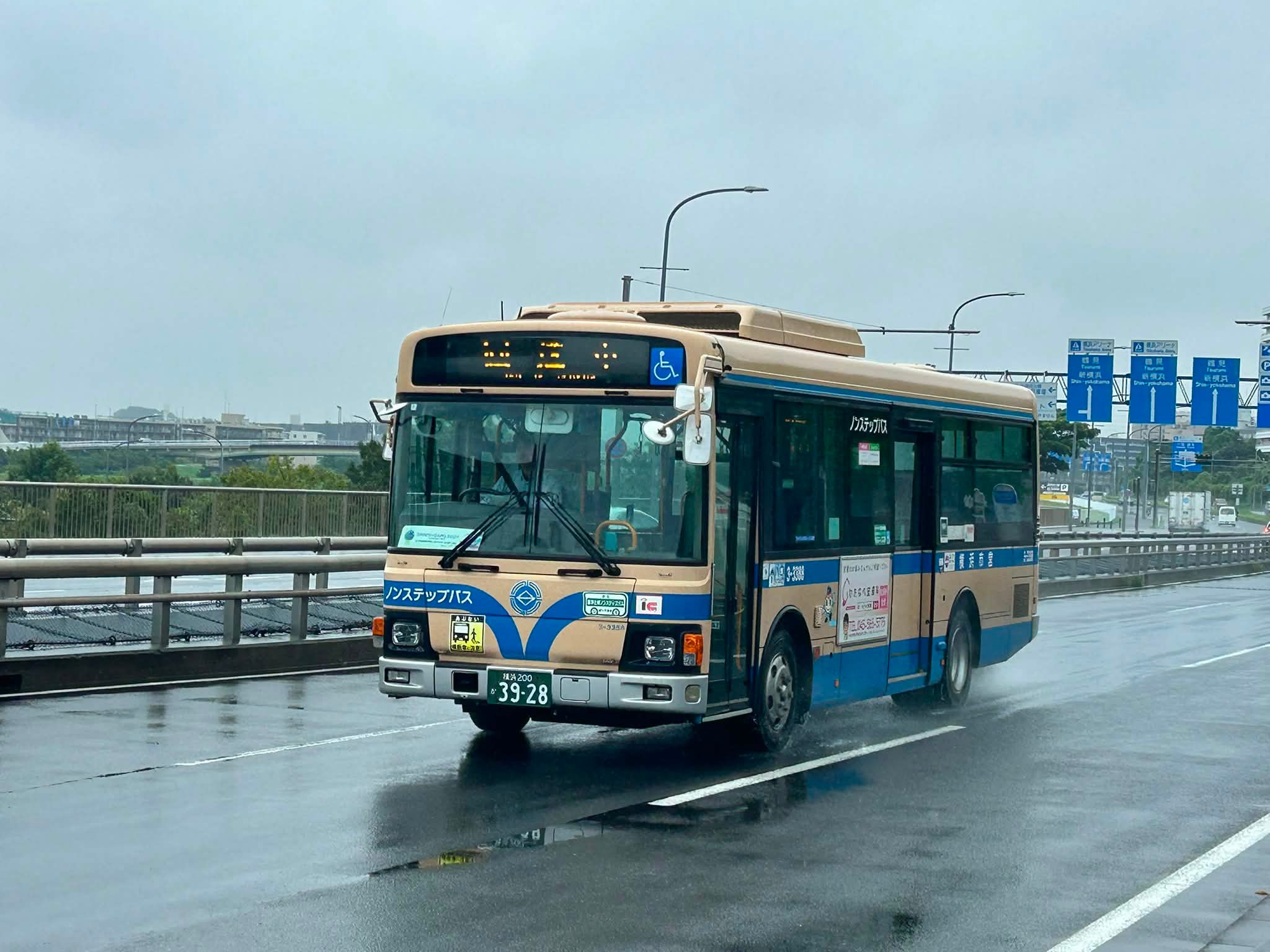 横浜市営バス 34系統に入る''ぶらり三渓園バス'' 浅間町営業所 3372号車