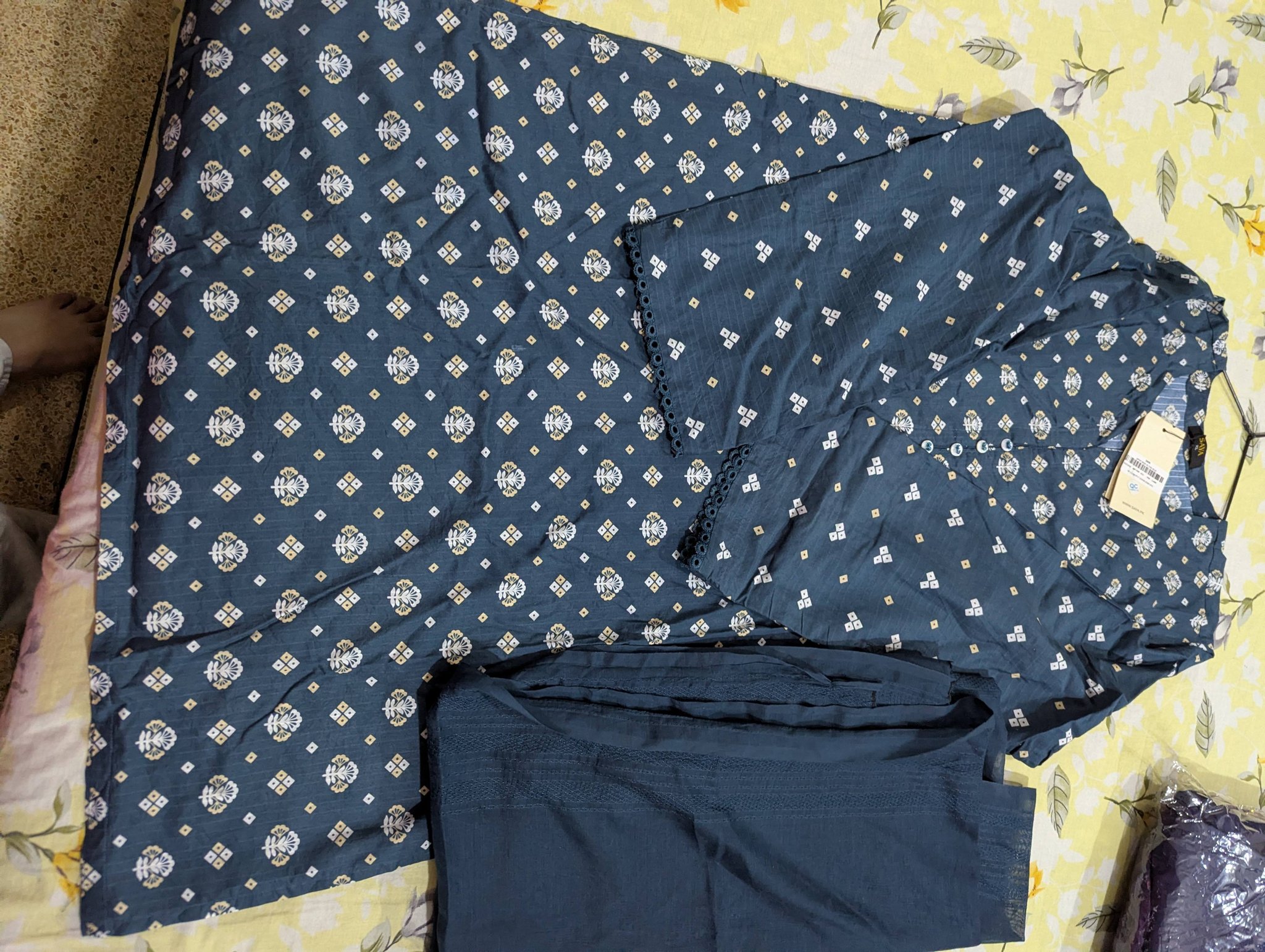 Brand saya 2 piece shirt tagged with matching staller Condition 