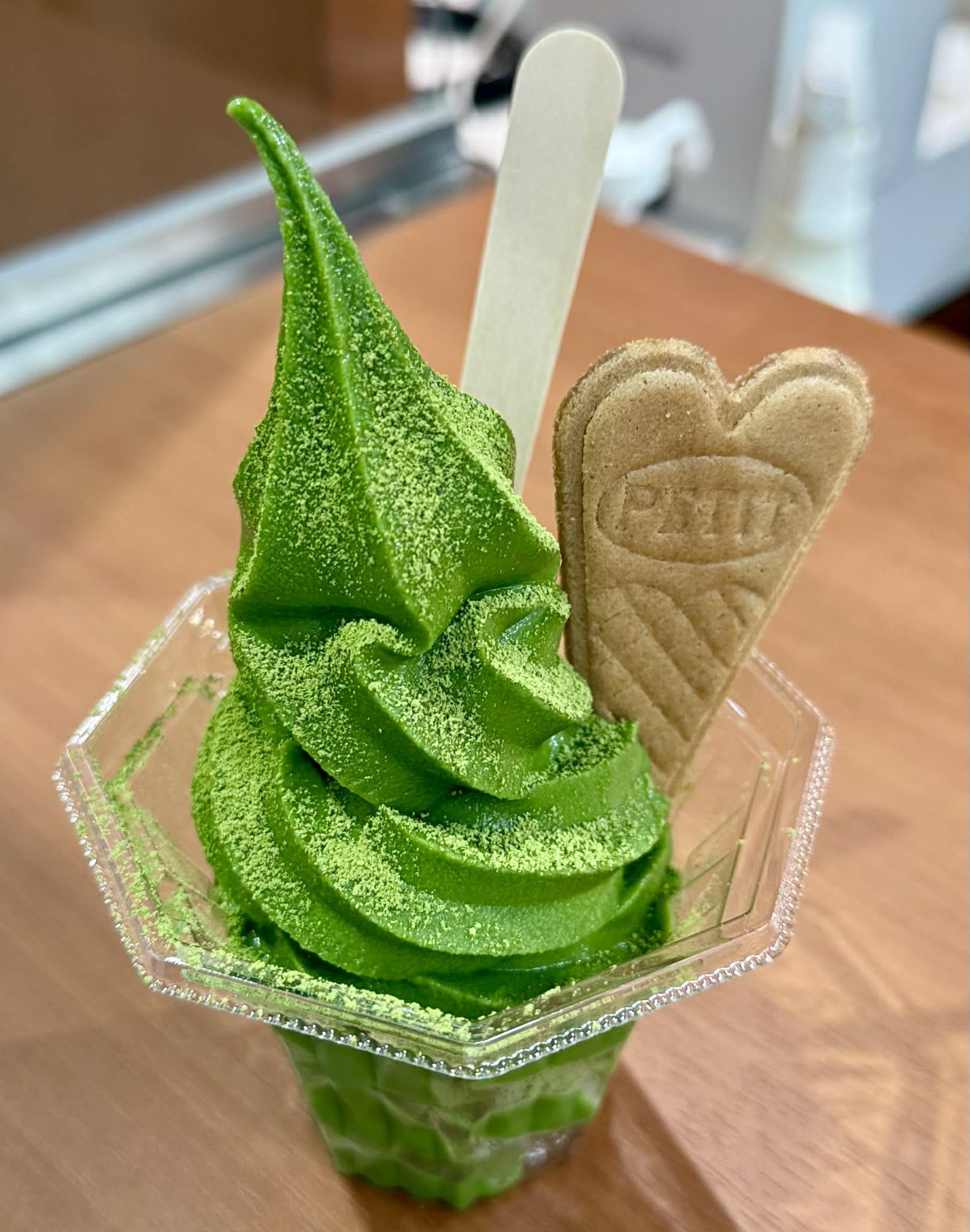 宇治香園 大阪心斎橋店の 抹茶ソフト(500円) カップは+50円 4月11日(土