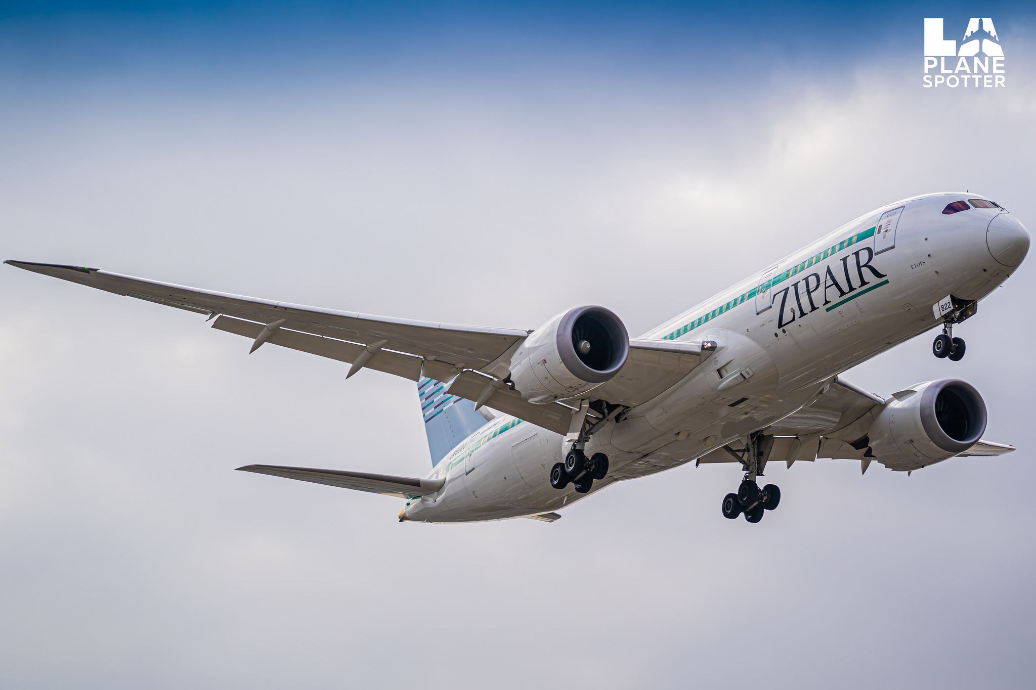 Zipair Boeing 787 dreamliner in flight | Tokyo