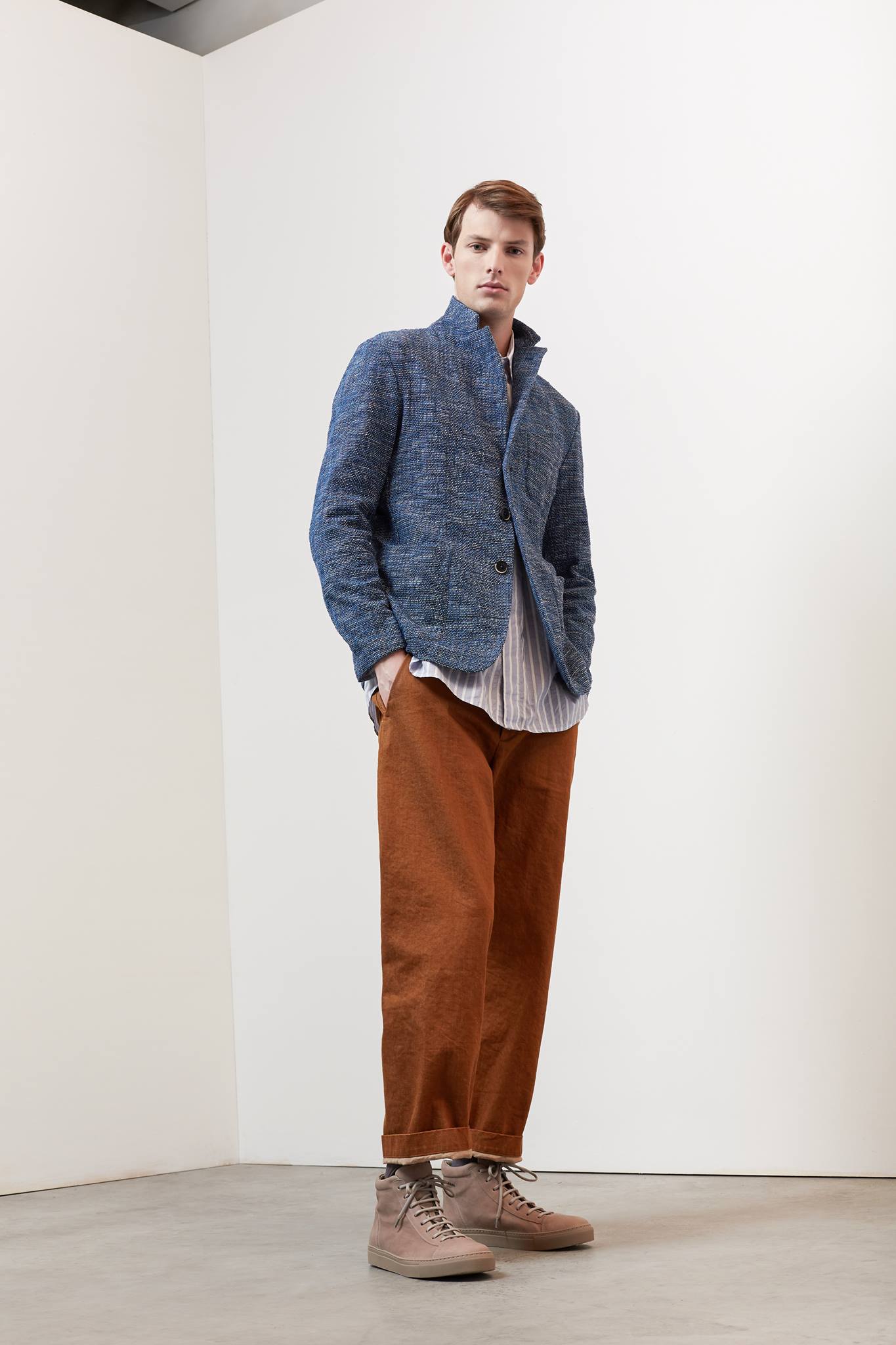 alfredoramirezart wears the workwear blazer in garment-dyed denim 