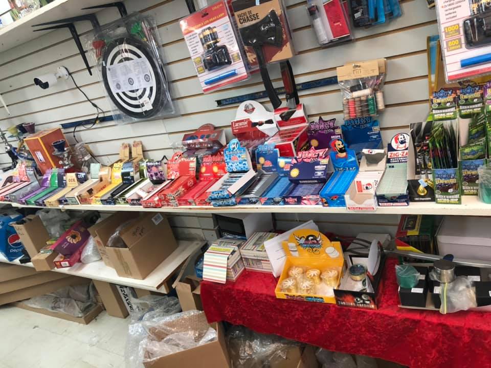 New papers and cigarettes rollers - Saint Paul general store