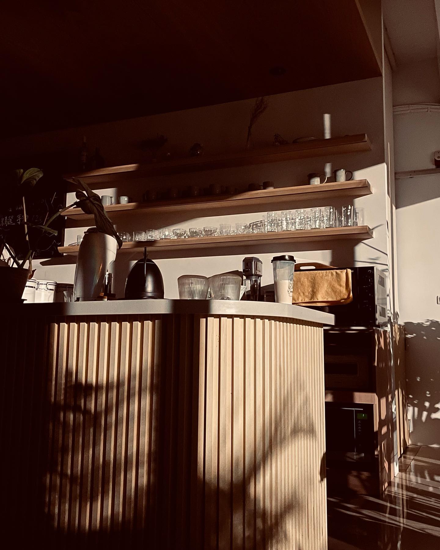 喜歡把燈關了 陽光撒進來的樣子 有時晴有時雨 而沉境一直在這... - Coffee meditation 沉境之澗