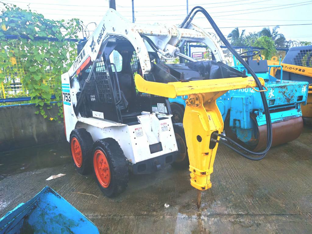Available for Sale.. 🙋‼️ BOBCAT 753 SKID LOADER *with Breaker