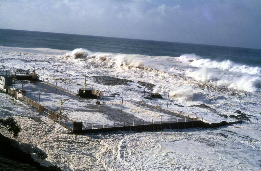 Tweed - Original Snapper Rocks Porpoise Pool, Rainbow Bay in cyclonic ...