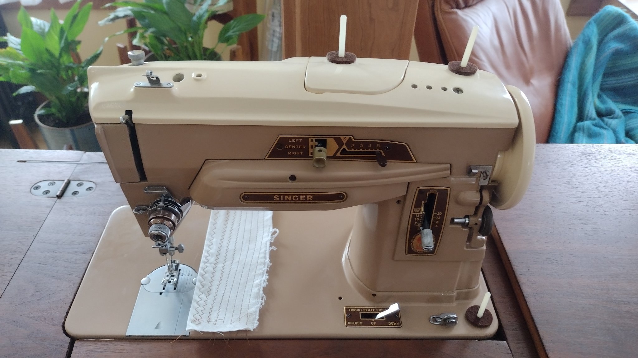 vintage 1959 Singer 403A heavy-duty zigzag sewing machine in walnut ...