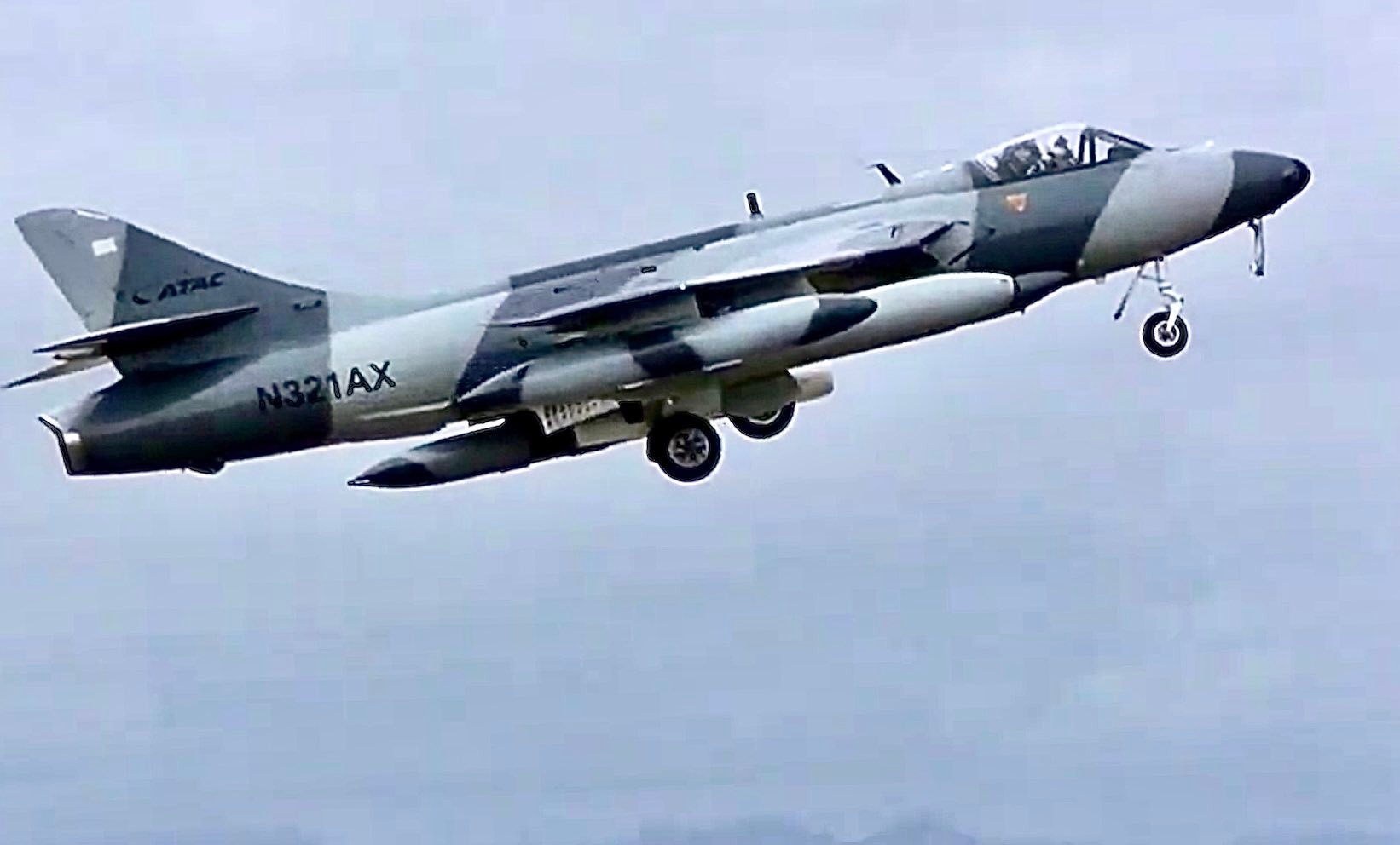ホーカーハンター　ATAC 🇬🇧厚木で人気❗️ATAC ホーカーハンター‼️ 初飛行から75年の老兵