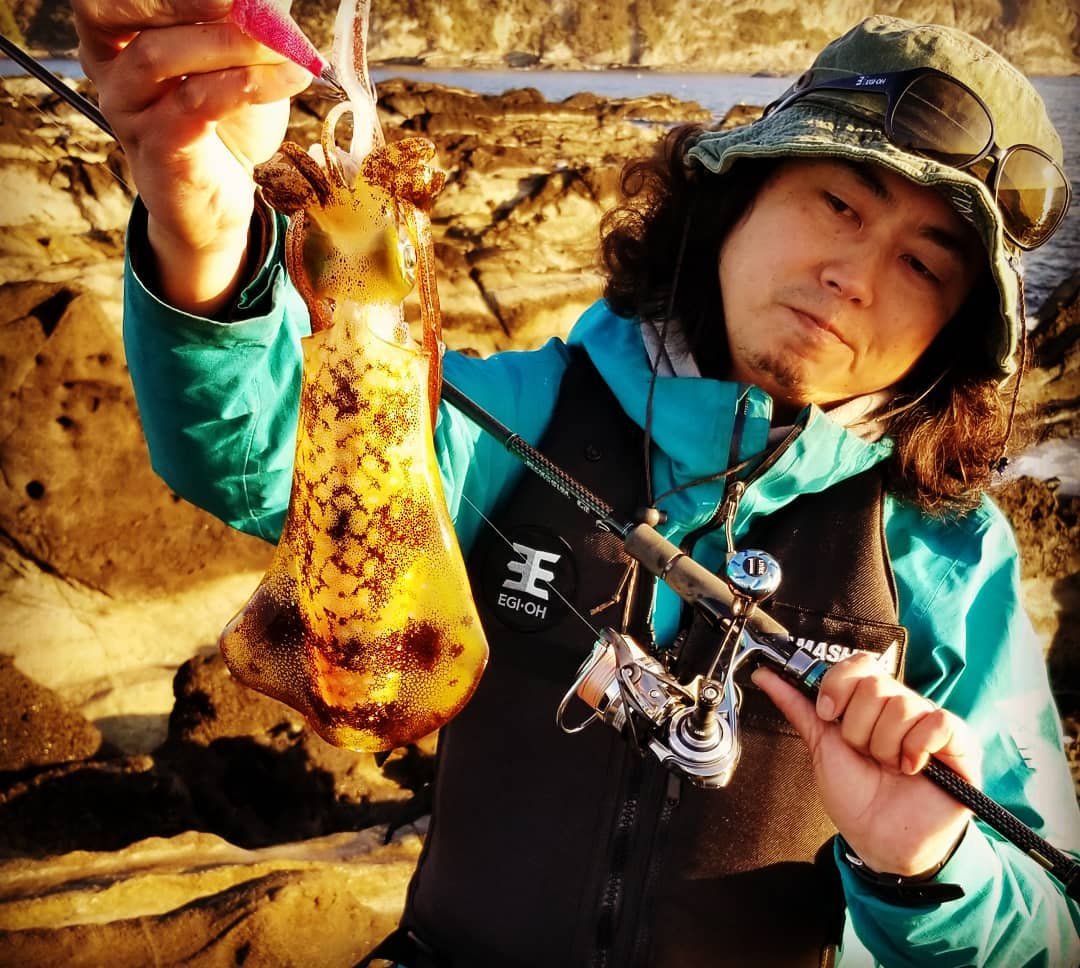 Eisuke Kawakami 川上 英佑 ムムッ ウネリの中 エギにアタックしてきた元気なアオリイカ 関東の晩秋エギングもいよいよ 冬エギングに突入しますね 安定フォールのエギ王kの出番です 川上英佑 Eisukekawakami エギング Eging Yamashita ヤマシタ Egioh