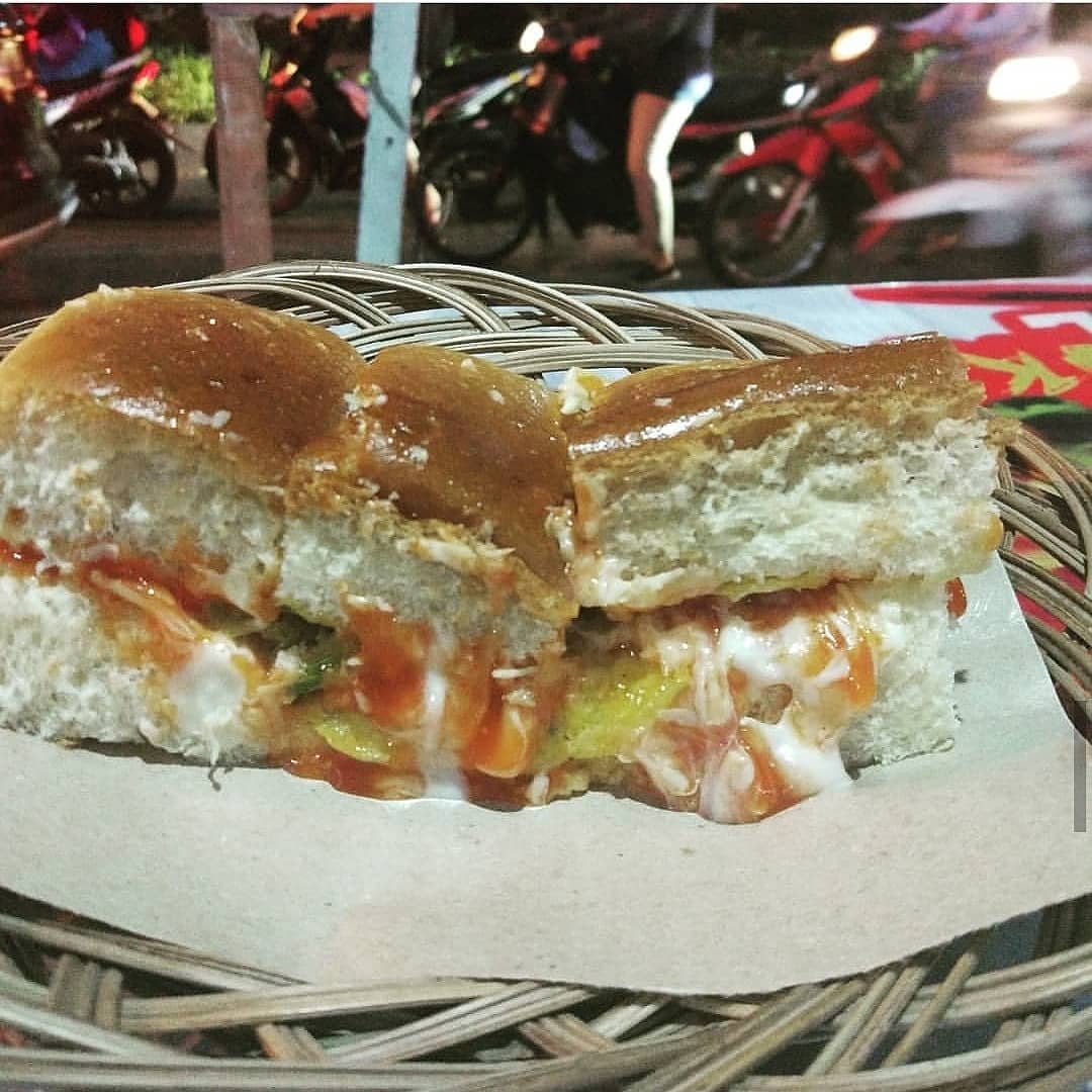 Jajanan snack masa kini...... - Roti John Suka suka dpn Ubaya | Facebook