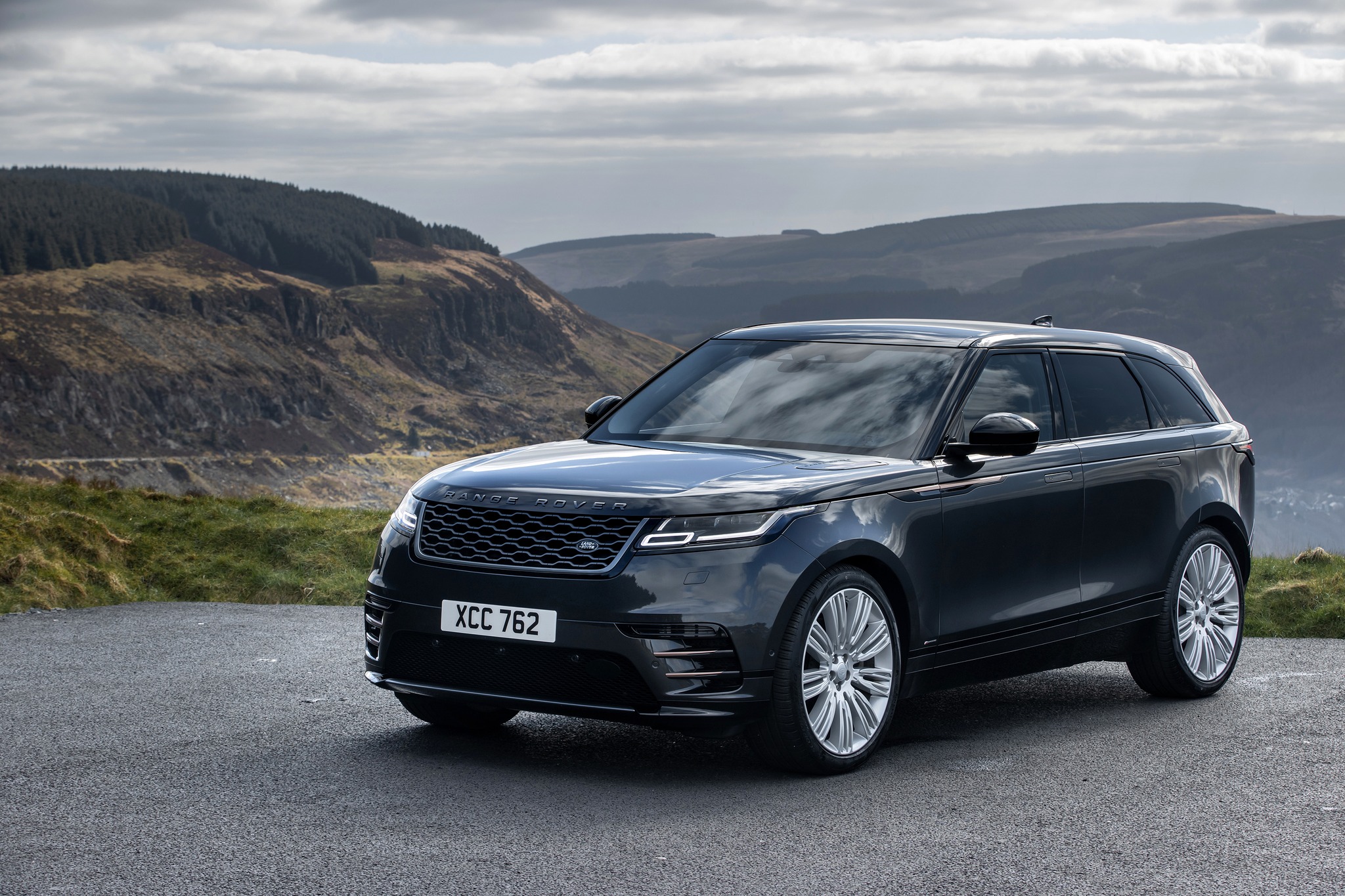 Range Rover - 前衛科技交織極簡格調，精湛工藝勾勒優雅神韻，唯有 Range Rover Velar 標配大器從容。 建議售價 2 ...