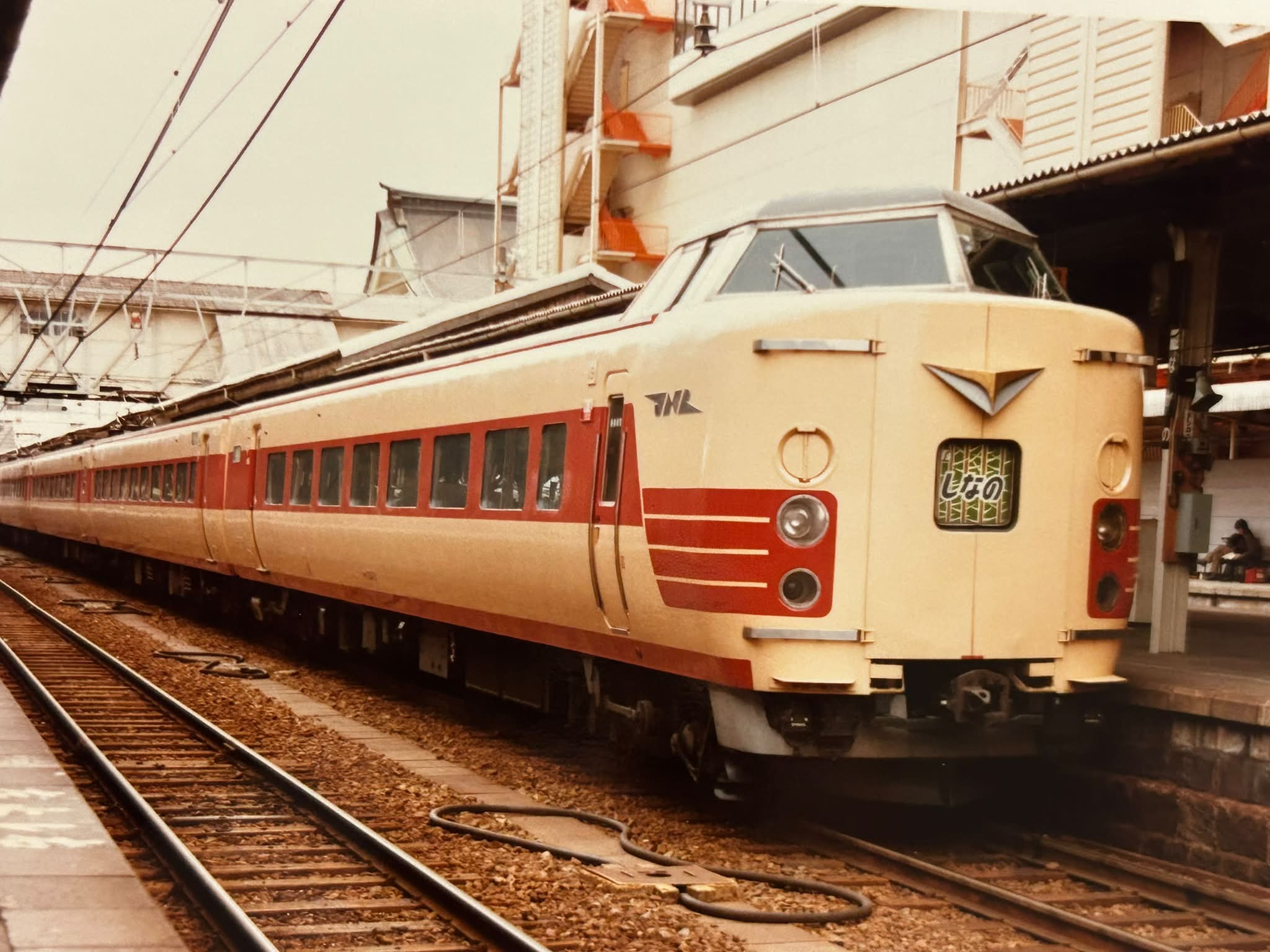 東海道線がオール電化になった昭和33年（1958年）11月1日に東京―大阪を