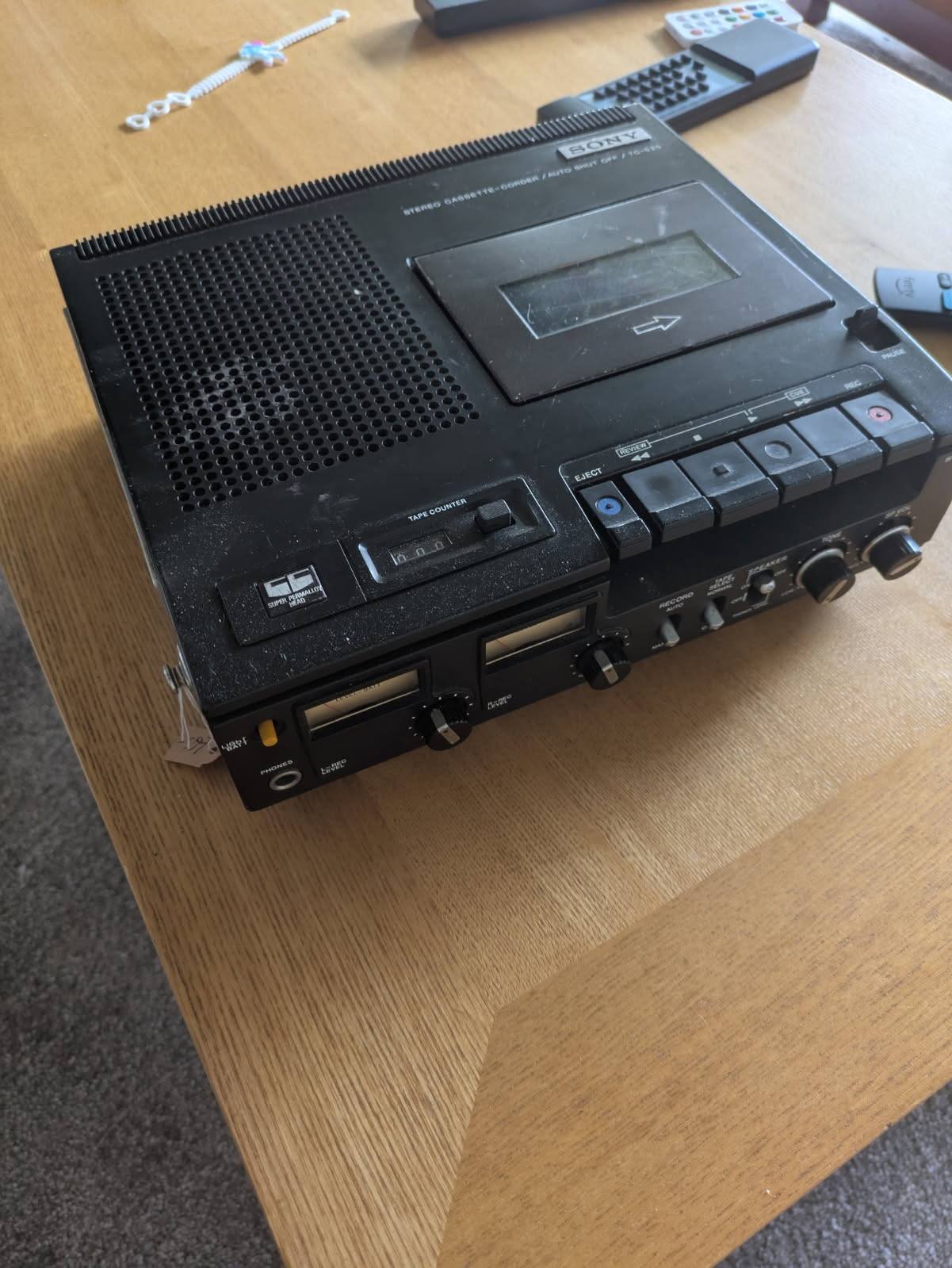 Today, I've brought this old SONY portable cassette-corder ('pre