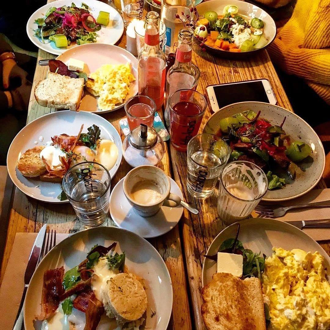 So soll ein üppig gedeckter Frühstückstisch doch idealerweise aussehen oder? 🍞🍳🥪🥗☕🍯 Da hat jemand auf jeden Fall beim bestellen alles richtig gemacht und die ganze Karte einmal rauf und runter bestel