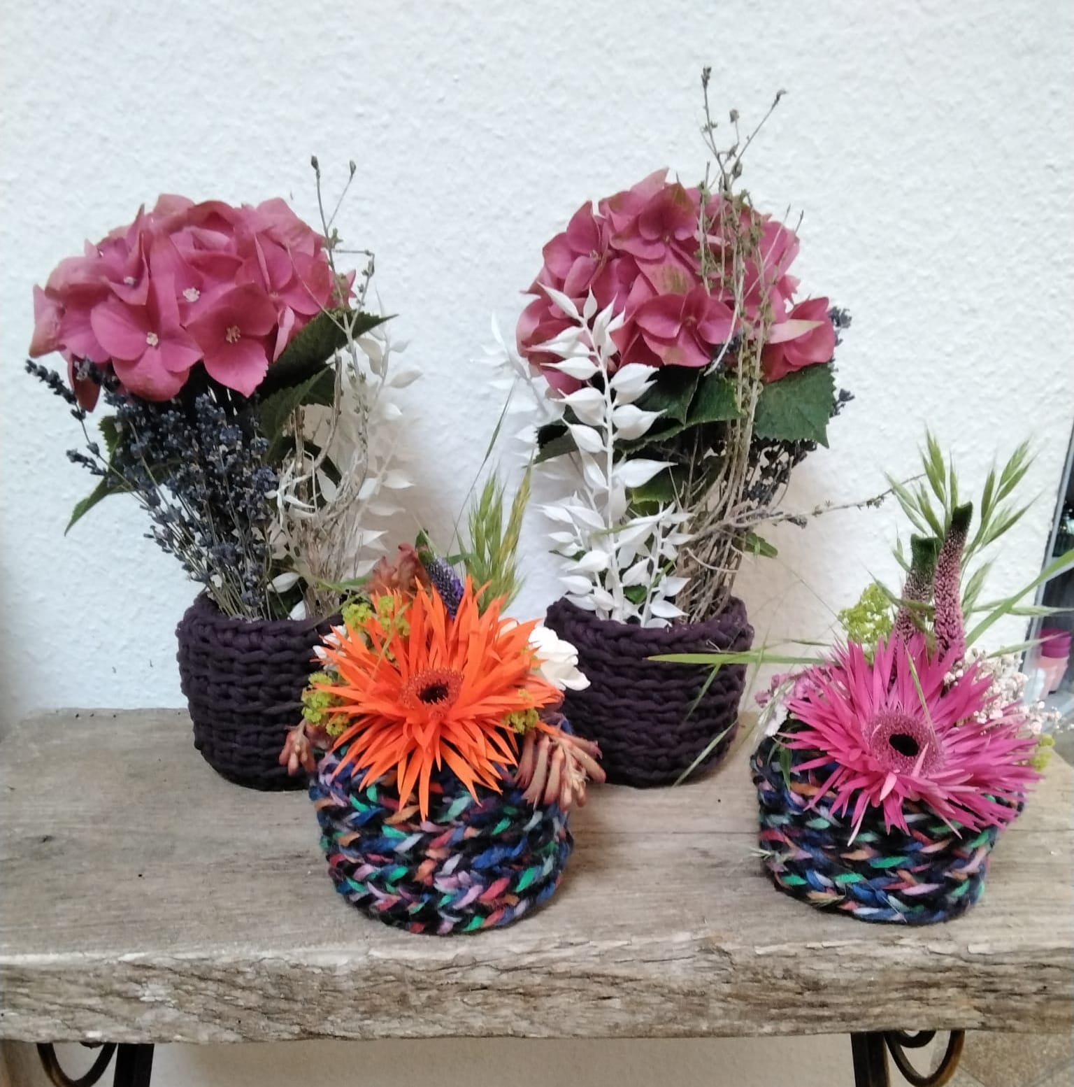 Hortensien im Topf und kleine Gestecke. Die Wollgefäse sind handgemacht 🌞🌹 #hortensien #gesteck #blumengesteck #floristik #floristikfürjedenanlass #instaflowers #blumeneppinger #blumen #blumenladen #einzelhandel #wendlingen #wendlingenamneckar #wernau