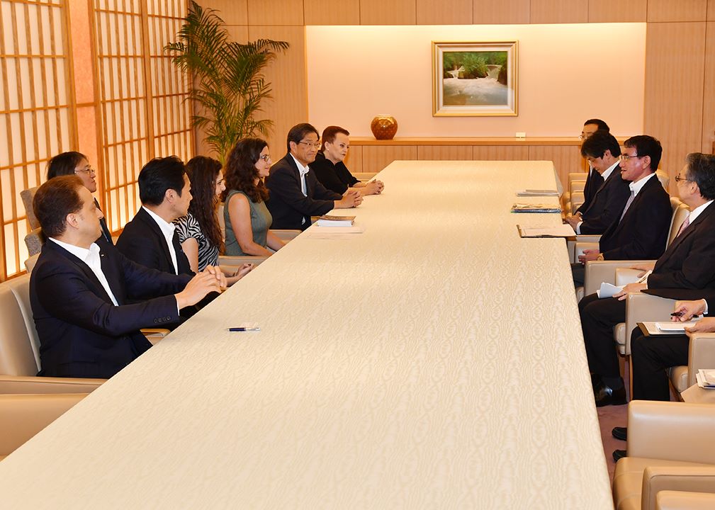 外務省 中東和平プロジェクト 関係者による河野外務大臣表敬 Facebook