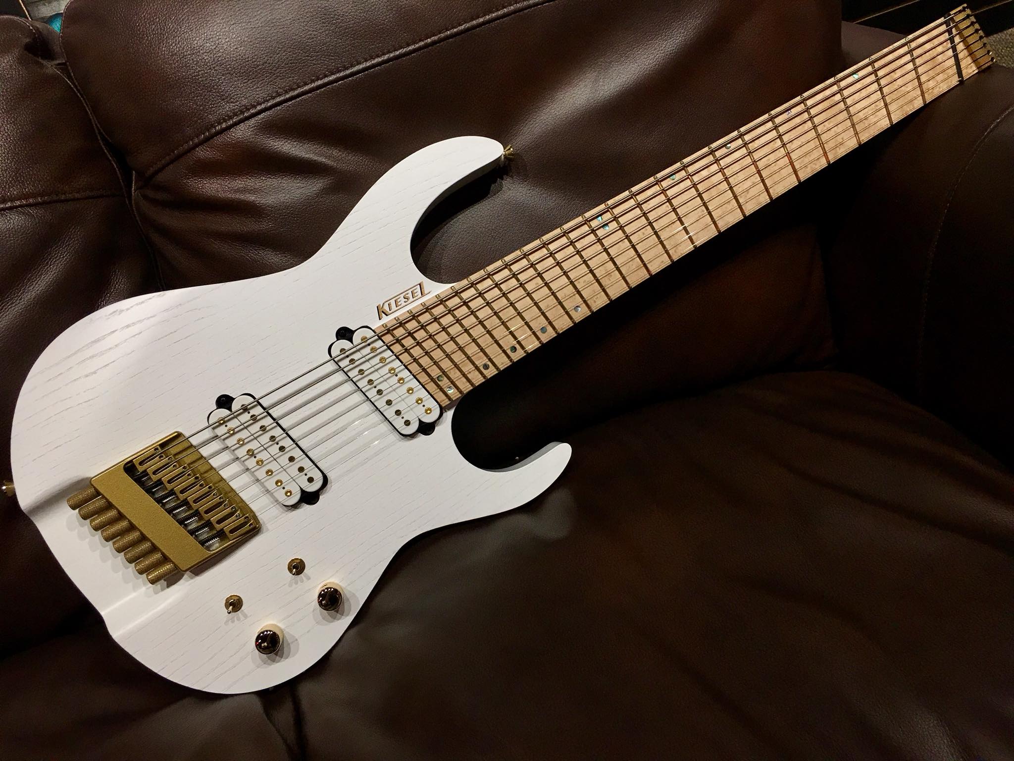 Kiesel - A really rad White/white raw tone CL8 with gold powder
