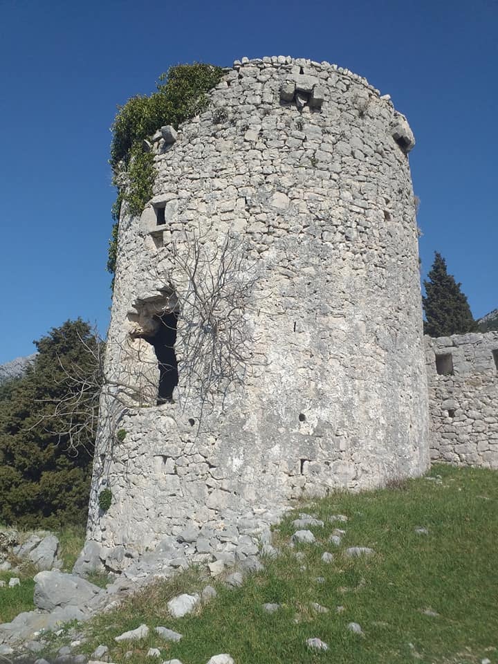 Utvrda Smrdan grad (još i Smrden grad)... - Hrvatska povijest