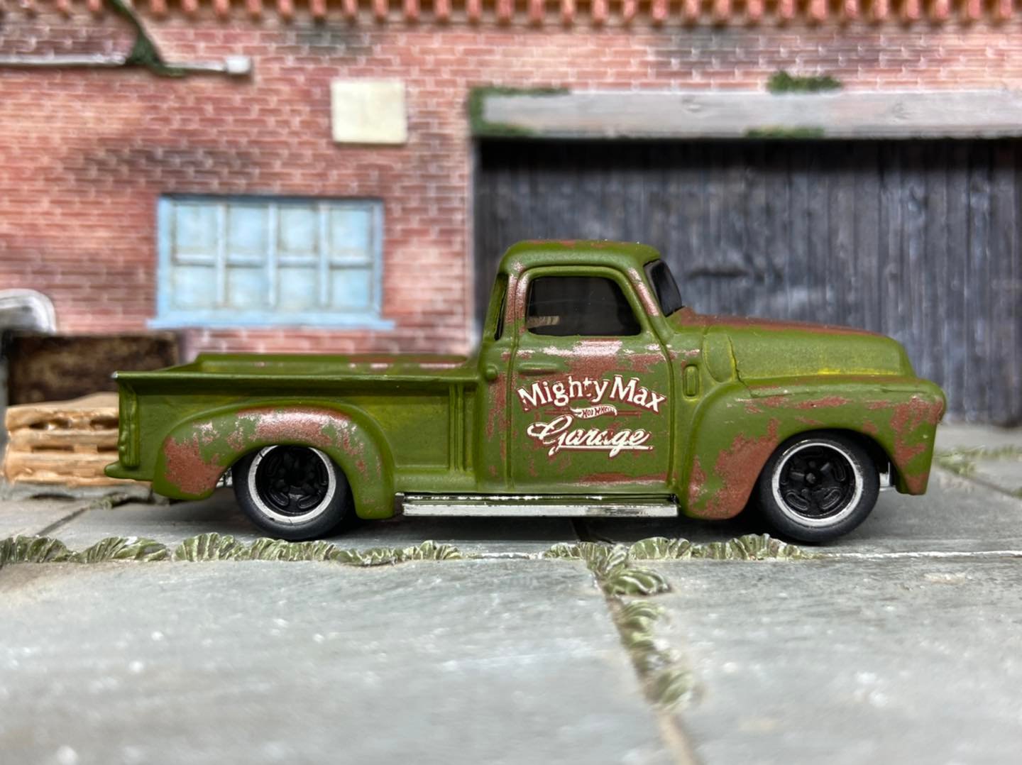 2008 hot wheels 52 chevy pickup holiday edition?