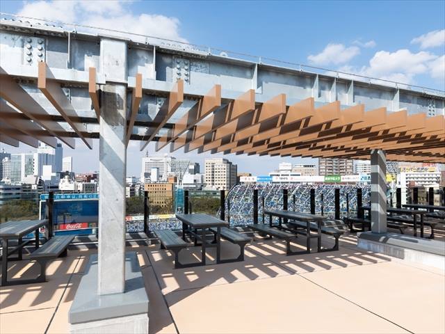 バックネット裏スタンド屋上に、横浜スタジアムと横浜みなとみらい21