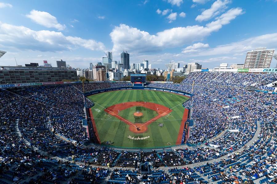 バックネット裏スタンド屋上に、横浜スタジアムと横浜みなとみらい21