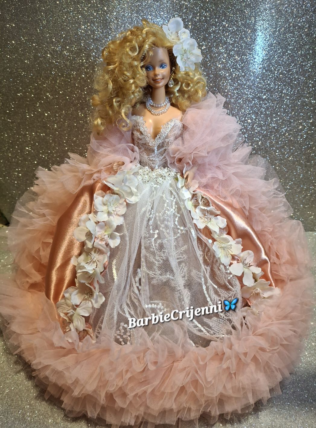 holiday barbie peach dress From 1985, Peaches 'n Cream was one of the most famous Barbie dolls of 'em all. (Partially thanks to that old TV commercial that always made me want sherbet.) Named for LINDSEY BROWN  DESIGNER RESORTWEAR