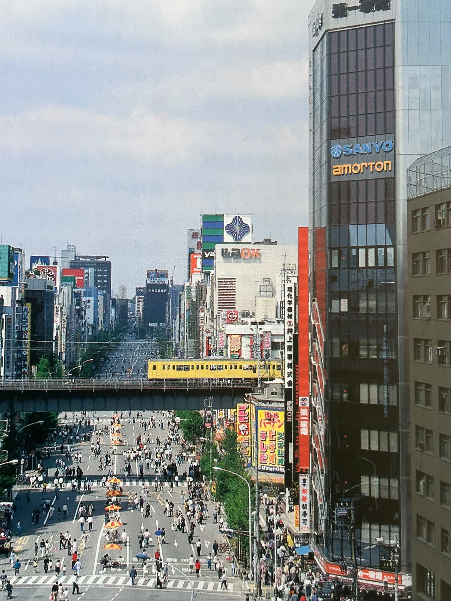 55年前の昭和46年5月のアサヒビールの新聞広告。高倉健が。