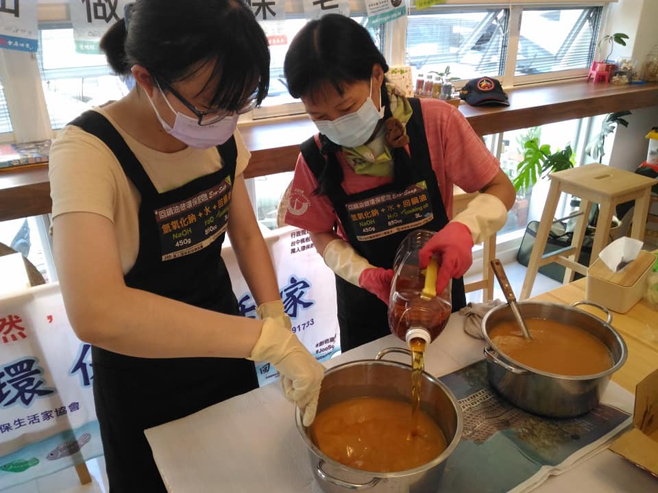 澎湖小茉莉民宿 澎湖縣環保生活家協會在小茉莉民宿回鍋油做環保家事皂開課了可以預約教學喔 Facebook