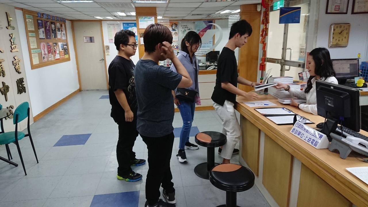 上益資訊 - 從體驗到設計-UIUX設計培訓班 電腦輔助機械設計班 今天兩班的學員都領書囉!!👍...