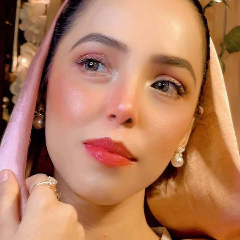 Your guide to the perfect glowing makeup look! 🤎🪄 Want that fresh ...