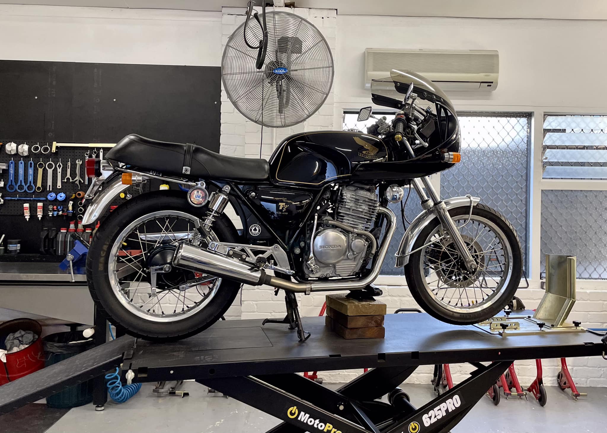 1985 GB400TT Mark 2 with dual seat and bits and pieces.
