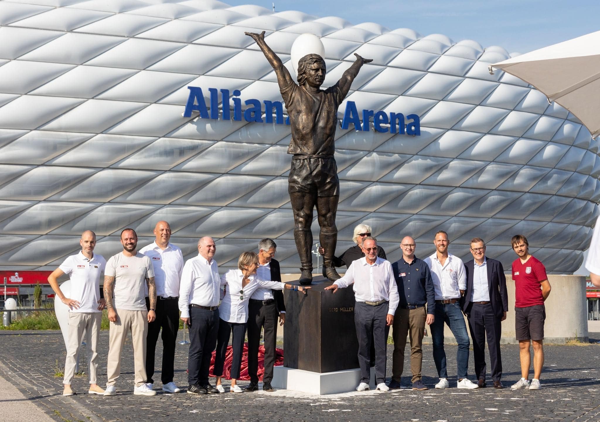 Historic 🙌 German football legend Gerd Müller is honoured with a