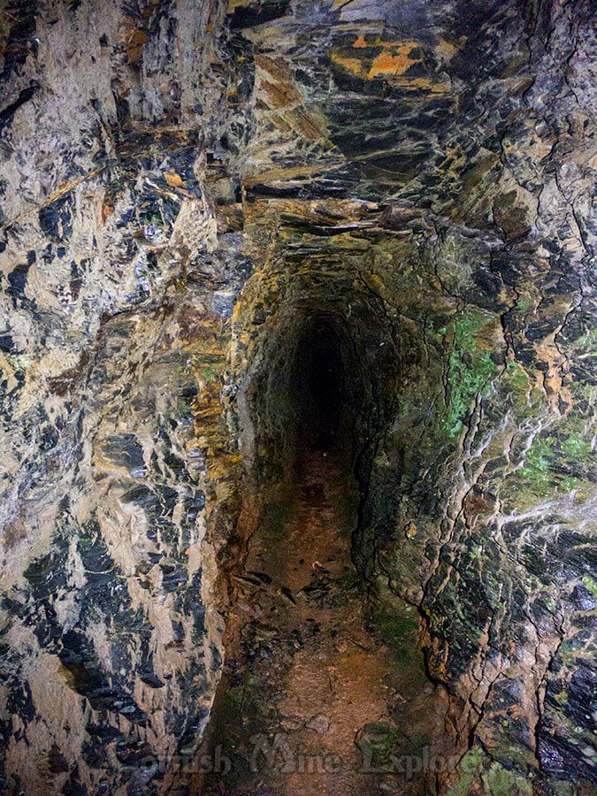 Interesting rocks and colours... - Cornish Mine Explorer