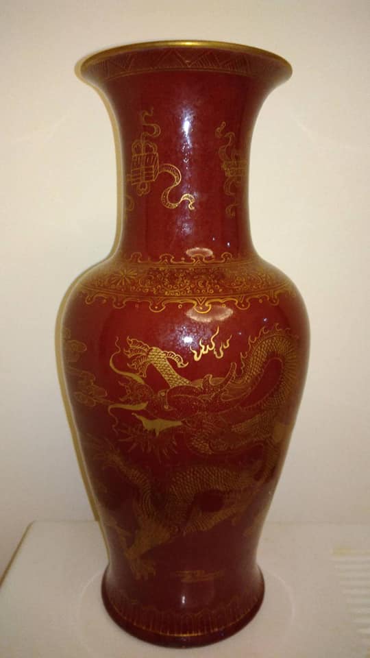 清康熙郎窑紅加金龍鳳呈祥觀音瓶紅瓷中的名品~郎窑紅，是由十分愛古瓷
