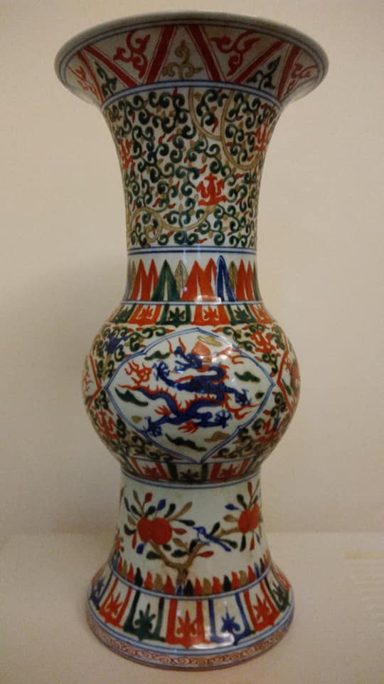 明萬歷五彩龍紋花觚萬歷朝五彩是明代彩瓷中最著名的作品之一，人們常將