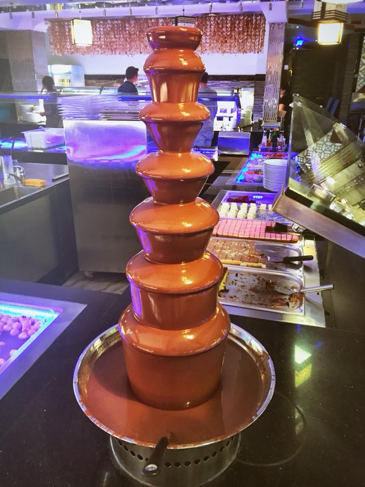 Herbstzeit ist Schokobrunnenzeit 🍫 🍂 Wir waren im Gourmetpalast und haben den Schokobrunnen fast leer getrunken 😂 Markiere den Schokoladenfan mit dem du auch im Gourmetpalast den Schokobrunnen leeren willst! 😂 22,50€