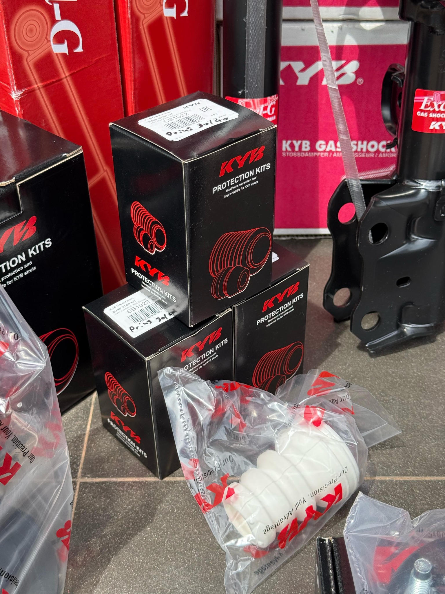 Toyota Prius ZVW30 shock absorbers with KYB premium mount kit