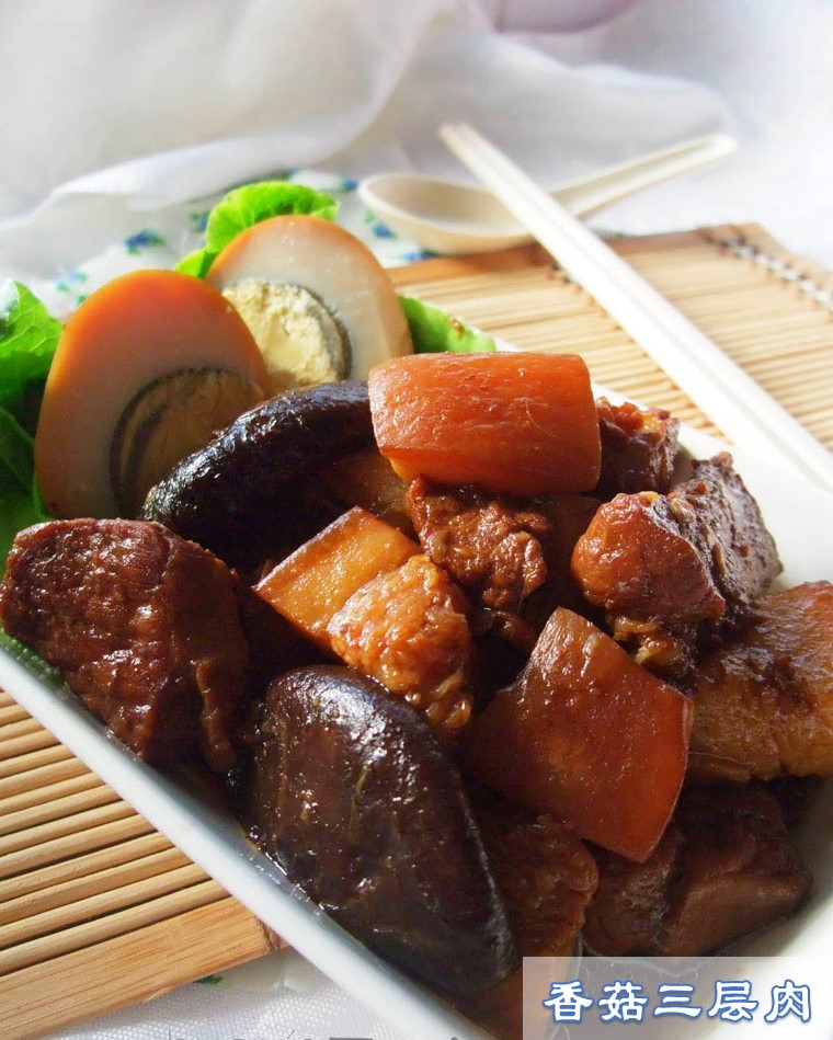 Long Farm Meat 农庄 香菇三层肉的简单做法材料 三层肉500g 香菇8朵鸡蛋6粒蒜头8 10瓣八角2粒清水3杯调味料 盐冰糖生抽胡椒粉蚝油黑酱油