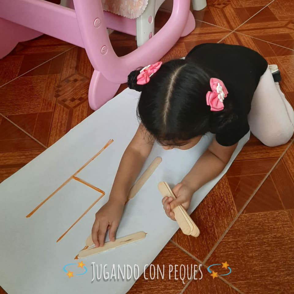 🌈 😊 Nuestra peque 👧 trabajando en... - Jugando con peques | Facebook