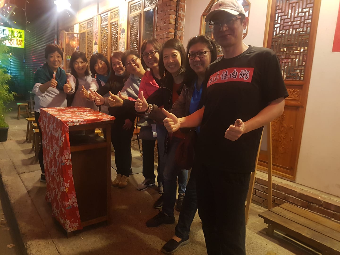 台客燒肉粥 - 這是怎麼回事~香港團包車指定到台客用餐😁說一半為了吃台灣美食，一半為了看台灣帥哥啦😂 | Facebook