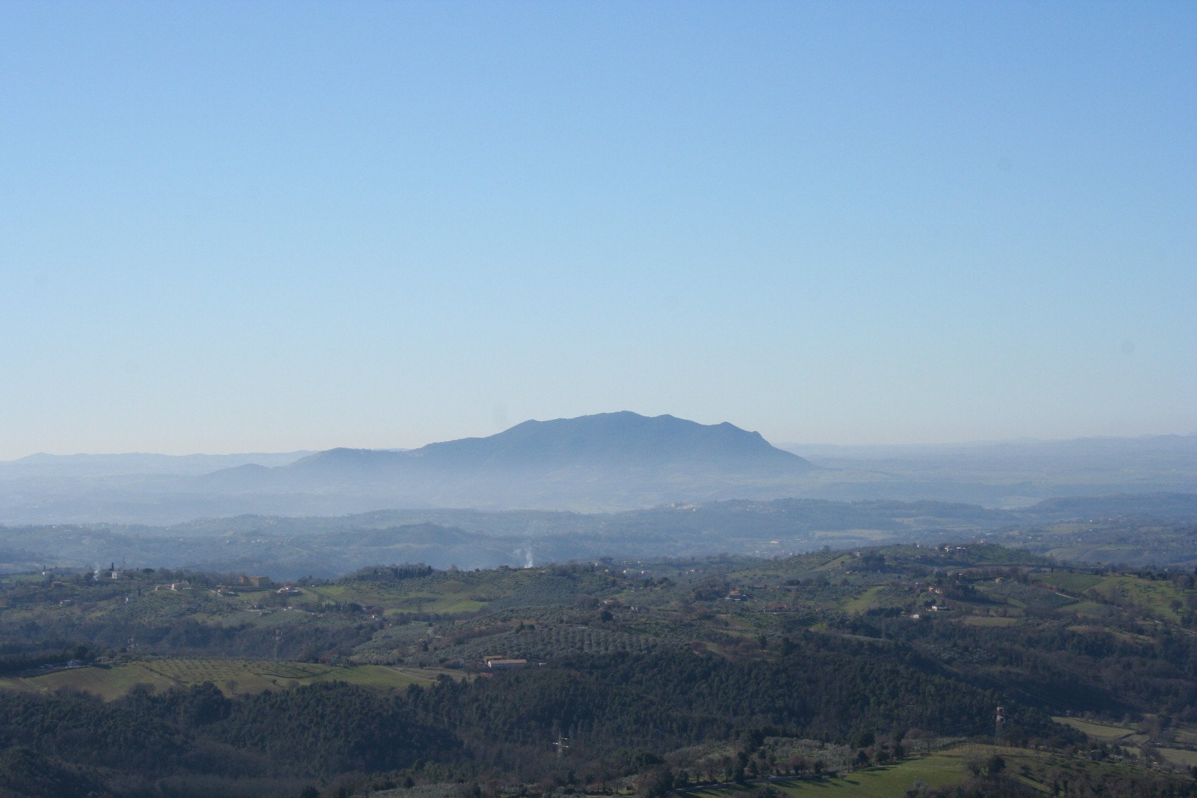 Dall’alto si capisce meglio: una casa, un capannone e oltre 4 ettari di ...