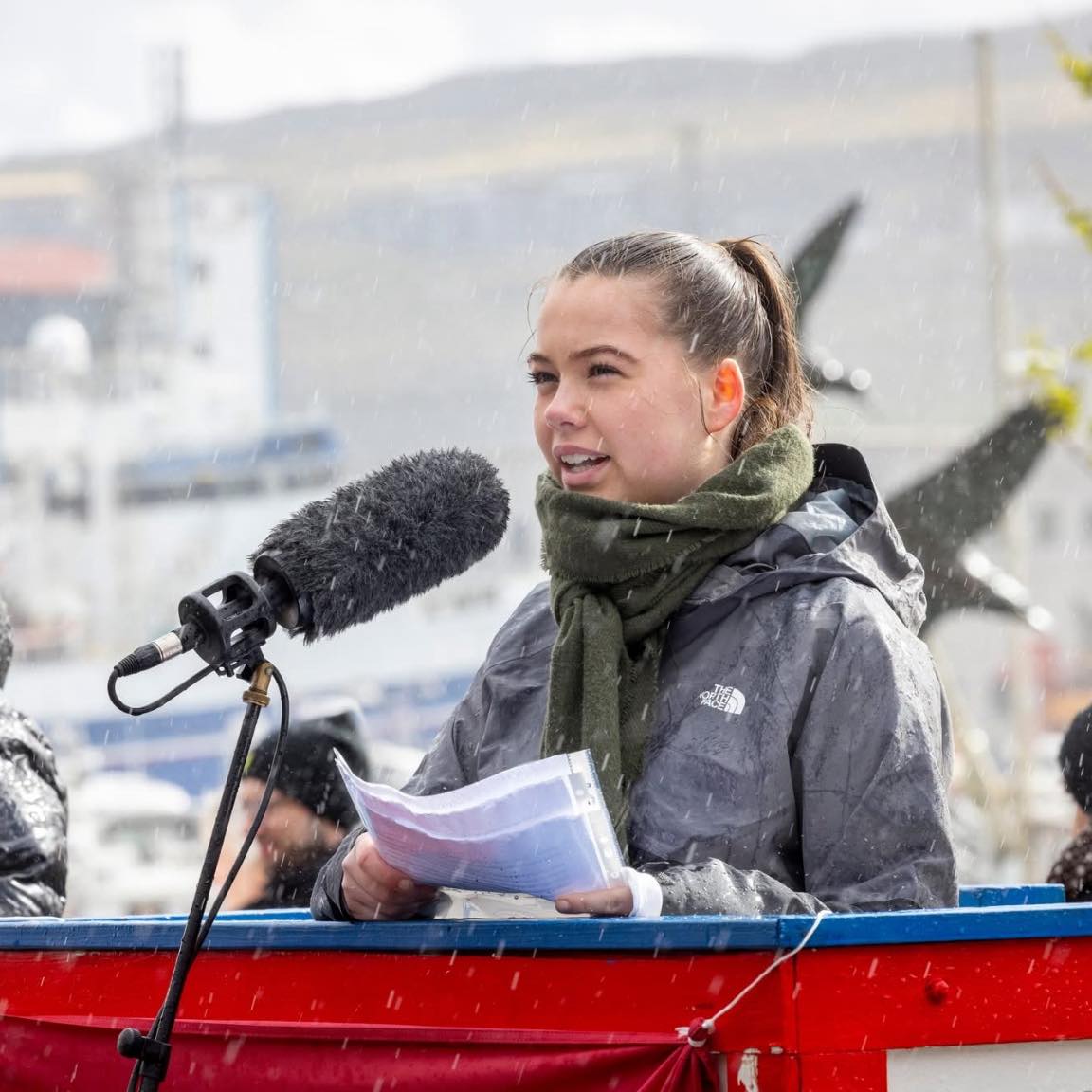 Bjørg - - FAR Á HERBERGIÐ! Føroyar eru eitt kalt samfelag fyri tey á ...