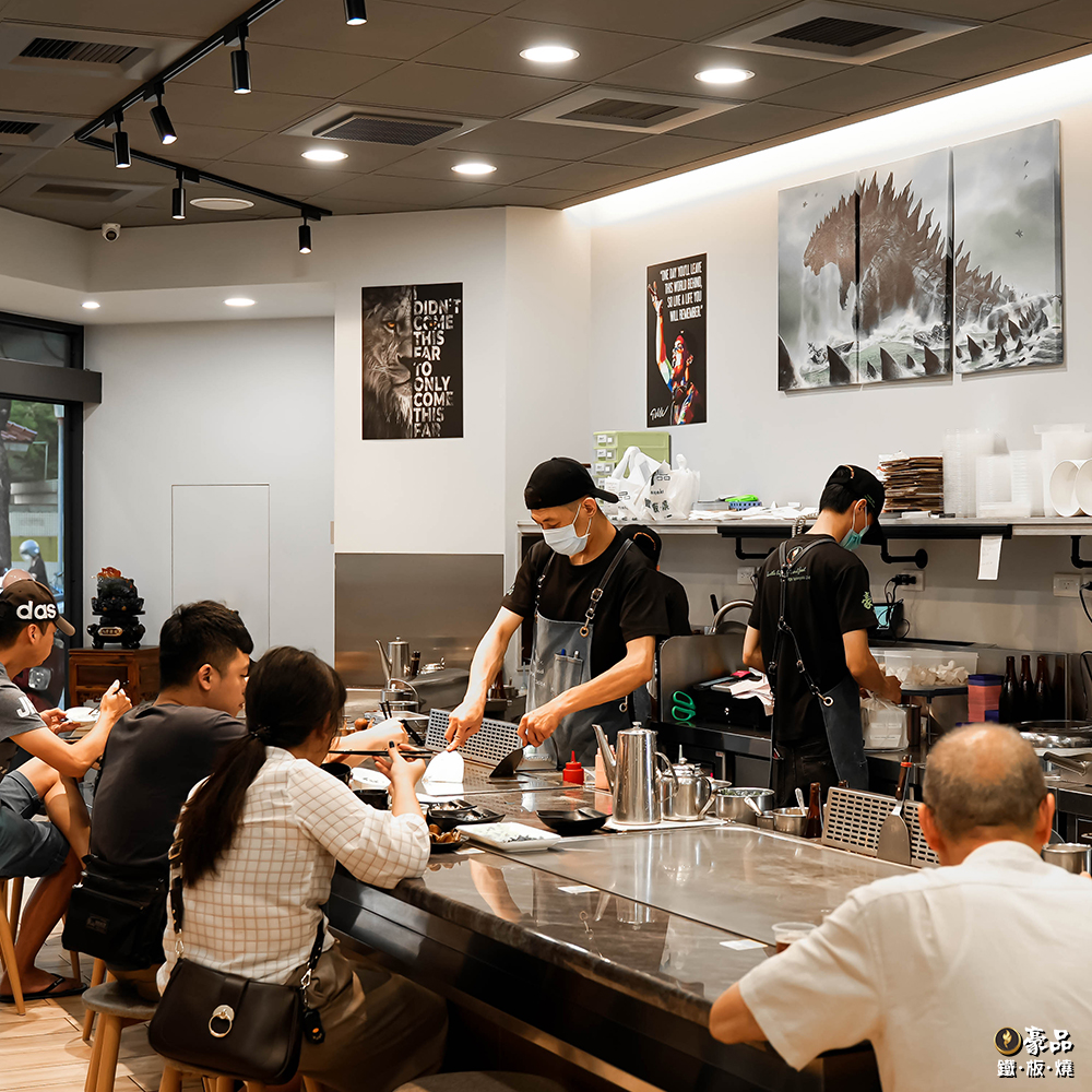 豪品鐵板燒 - ─── 當您坐在鐵板前 看著廚師們巧妙地將食材翻炒、烤製 聞著飄散的香氣... | Facebook