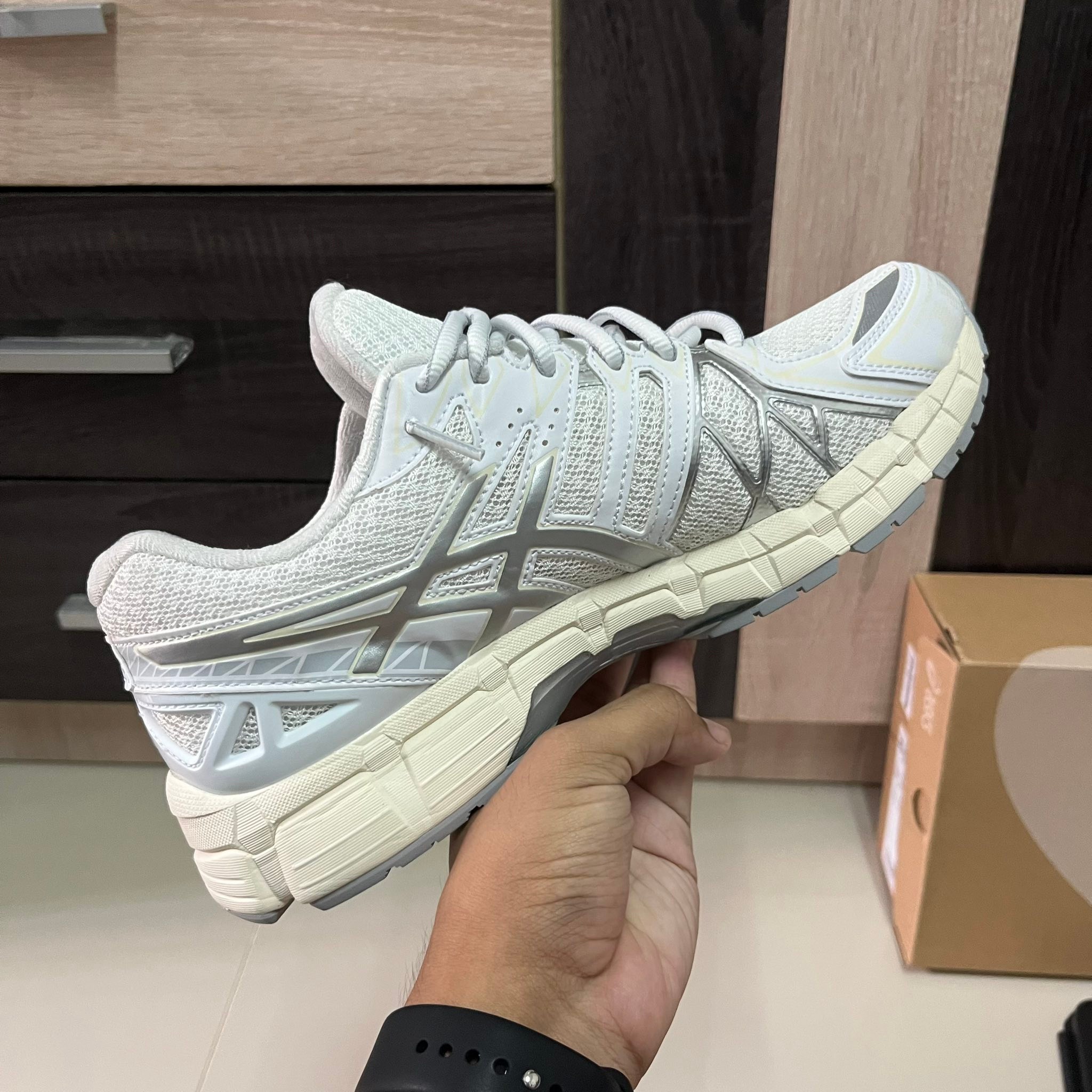 ASICS GEL-KAYANO 20 (มือสอง) Color : White/Pure Silver Size : 9.5 